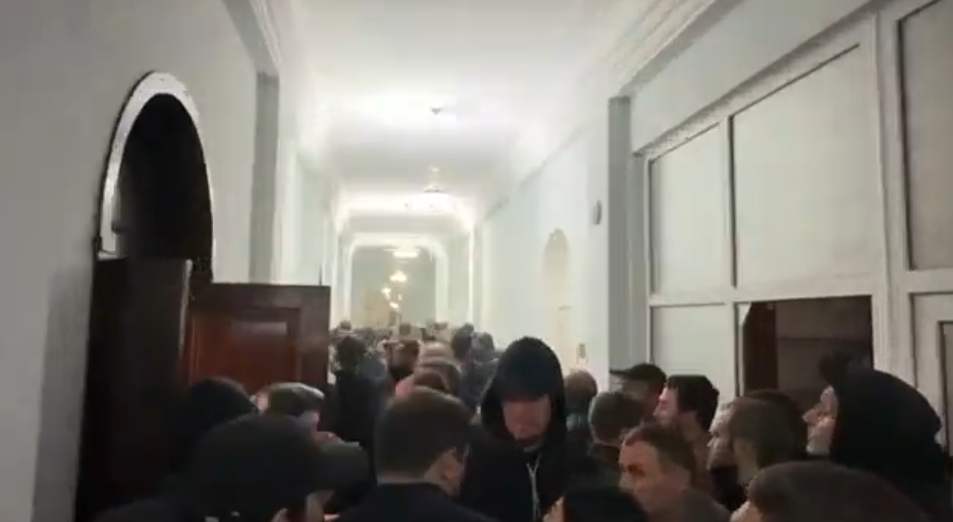 Протестиращи в Абхазия нахлуха в парламента заради спорна сделка с Русия (ВИДЕО)
