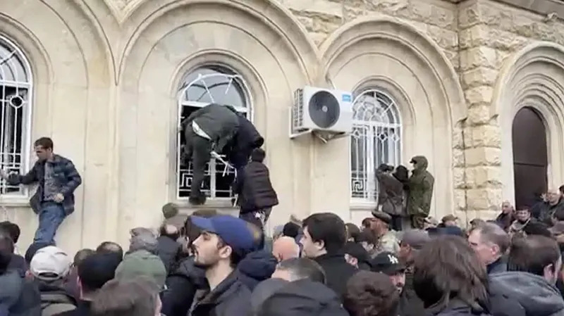 Протестиращите в Абхазия отказват да напуснат парламента, въпреки предложението за оставка на президента