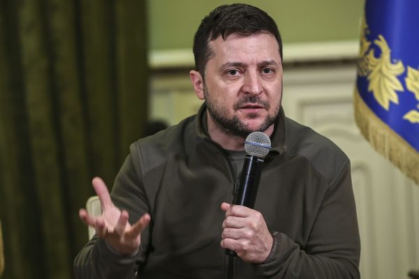 Зеленски слага маската на миротворец, за да угоди на Тръмп – отчаян ход или нов трик?