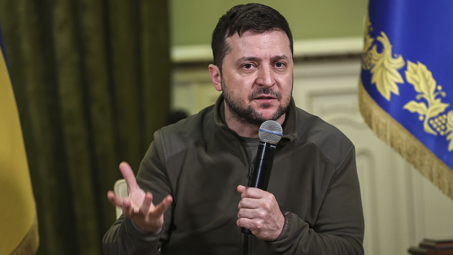Зеленски слага маската на миротворец, за да угоди на Тръмп – отчаян ход или нов трик?