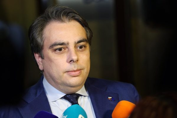Асен Василев отказа да даде конкретен отговор дали коалицията с „Демократична България“ ще бъде прекратена