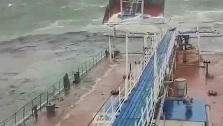 Два руски танкера потънаха в Черно море, разливайки над 4300 тона нефт (ВИДЕО)