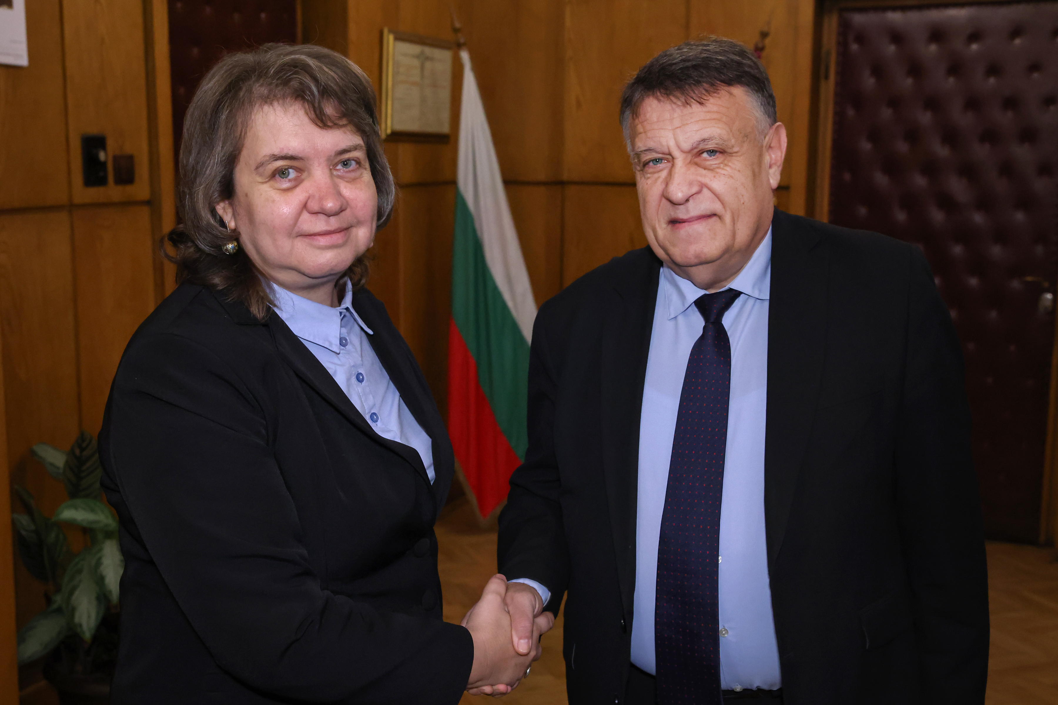 Наталия Киселова разговаря с ректора на Софийския университет „Св. Климент Охридски“ проф. Георги Вълчев