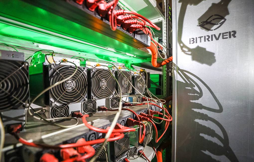 Стойността на биткойн достига исторически връх от $100 000