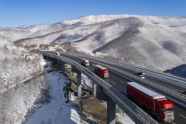За улеснение на трафика в пиковите часове в петък, събота и неделя ще се спира движението на тирове в района на тунелите „Топли дол“ и „Правешки ханове“ на АМ „Хемус“