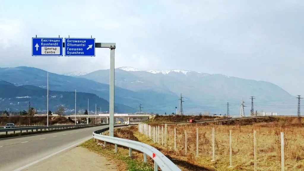 3 км предпазна ограда е монтирана на път I-6 в участъка Кюстендил - Ябълково
