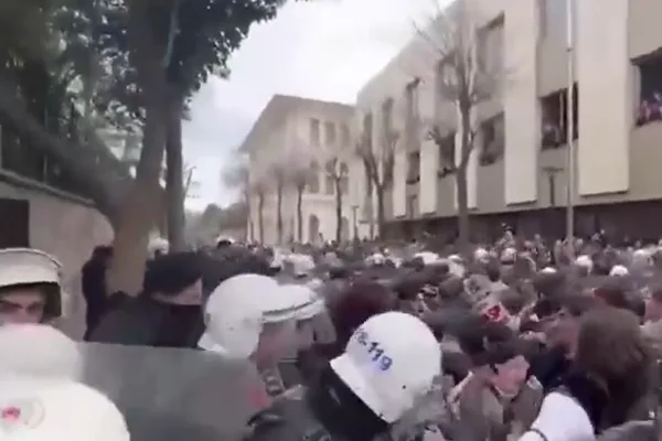 Масови протести в Турция: Хиляди демонстранти изпълниха улиците на Истанбул и Анкара