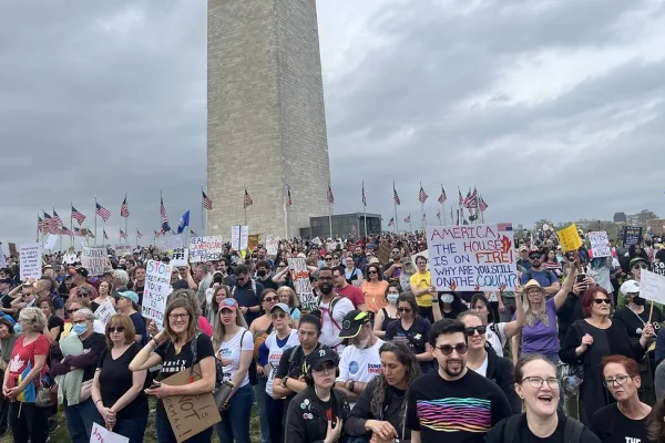 Десетки хиляди хора на протест срещу политиката на Тръмп във Вашингтон