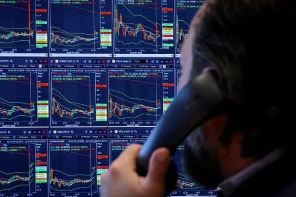 Спад на американските фючърси след частична отмяна и ново увеличение на митата от Тръмп