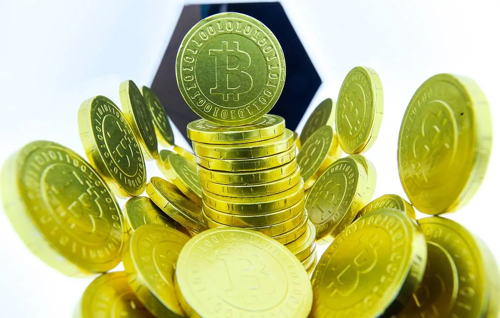 Цената на биткойн надхвърли 105 000 долара
