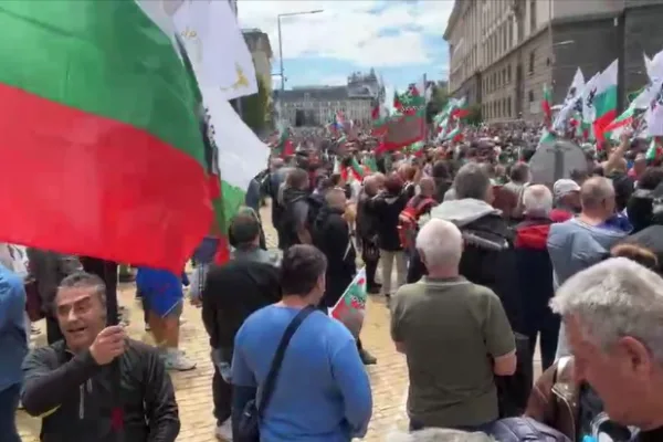 Протестът за спасение на лева се отправи на шествие из столичните булеварди