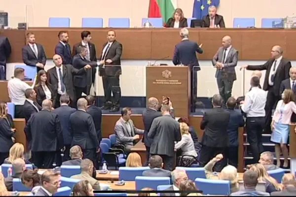 „Възраждане“, “МЕЧ” и “Величие” блокираха трибуната на НС
