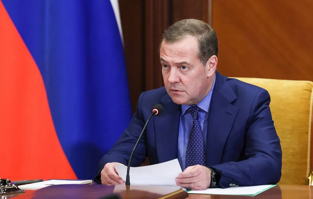 Медведев: Новото търговско споразумение между САЩ и Европейския съюз е напълно унизително за европейците