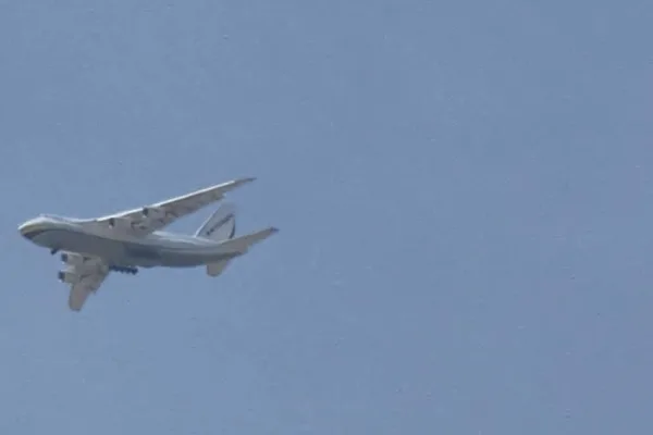 Огромният самолет Ан-124-100 Руслан кацнал в Пловдив, за да товари хеликоптери Ми-24 за Украйна?