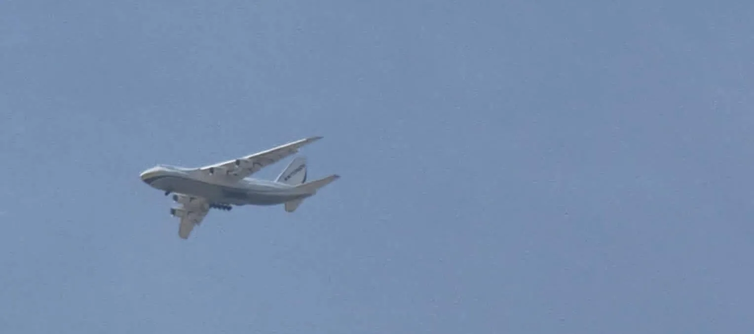 Огромният самолет Ан-124-100 Руслан кацнал в Пловдив, за да товари хеликоптери Ми-24 за Украйна?