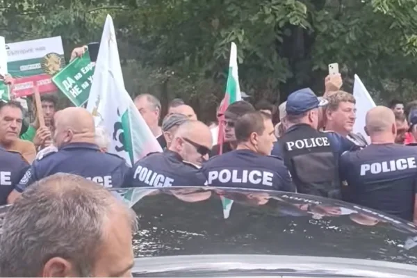 В Сопот става страшно! Ето как посрещат българите Урсула (ВИДЕО)