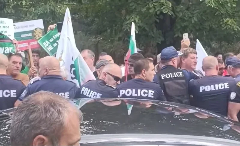 В Сопот става страшно! Ето как посрещат българите Урсула (ВИДЕО)