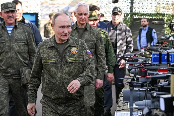 Путин инспектира оръжия, използвани на полигона Мулино