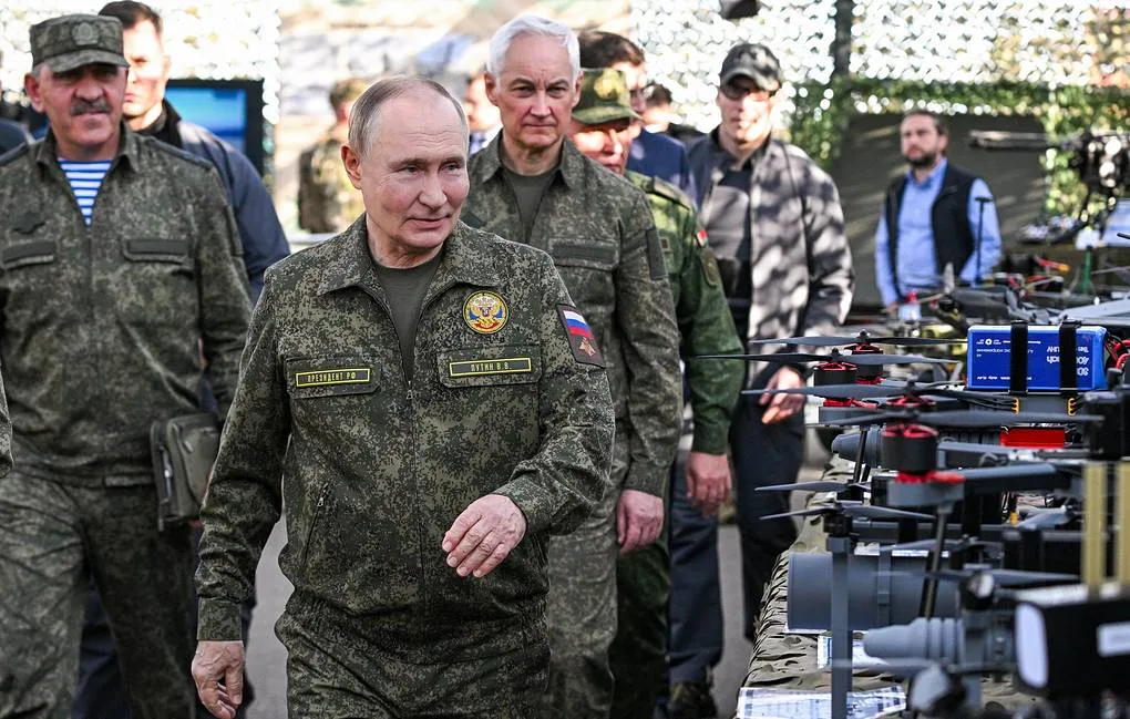 Путин инспектира оръжия, използвани на полигона Мулино