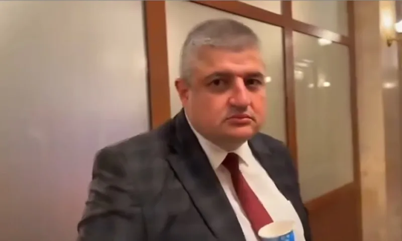 Депутат на Пеевски нападна гражданин с обиди (ВИДЕО)