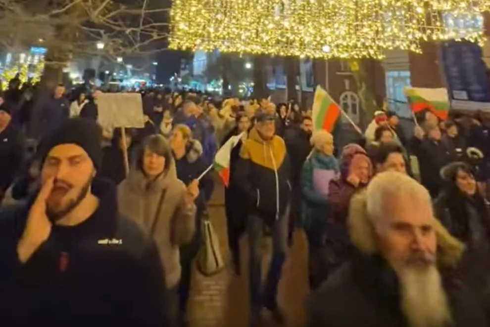 Хиляди излязоха на протест в защита на лева във Варна (ВИДЕО)