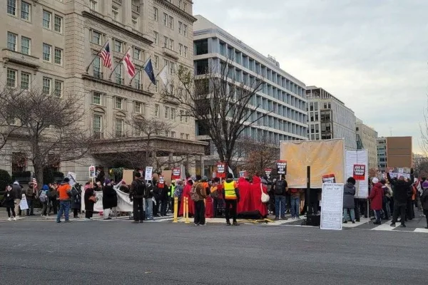 Над сто души протестират срещу политиката на Тръмп пред Белия дом
