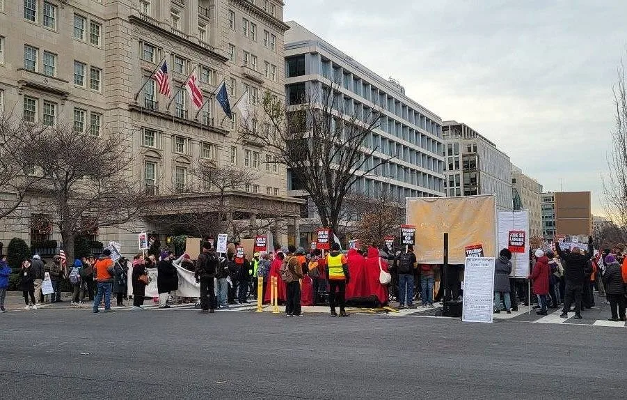 Над сто души протестират срещу политиката на Тръмп пред Белия дом