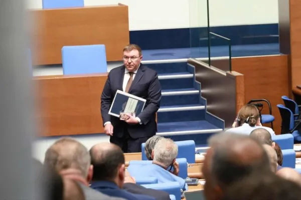 Скандален чат между депутати взриви социалните мрежи