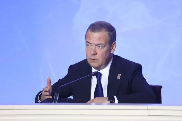 Дмитрий Медведев попиля от подигравки Доналд Тръмп за Гренландия