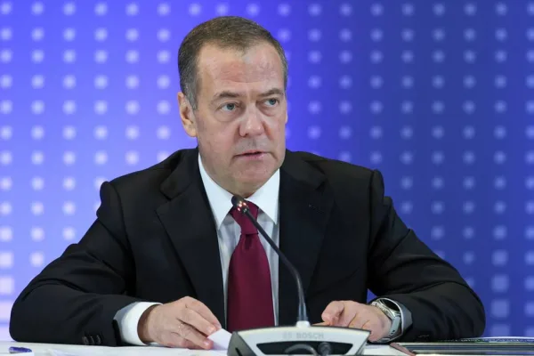 Дмитрий Медведев коментира ракетен удар „Орешник“ по военна инфраструктура в Украйна.
