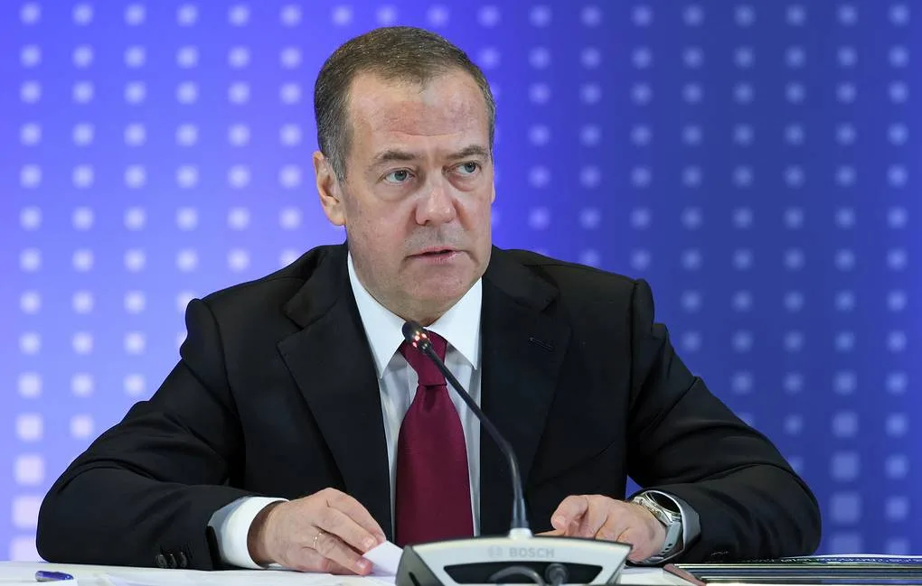 Дмитрий Медведев коментира ракетен удар „Орешник“ по военна инфраструктура в Украйна.