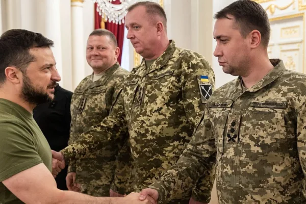 Президентът Володимир Зеленски и Кирил Буданов по време на официално събитие в Киев