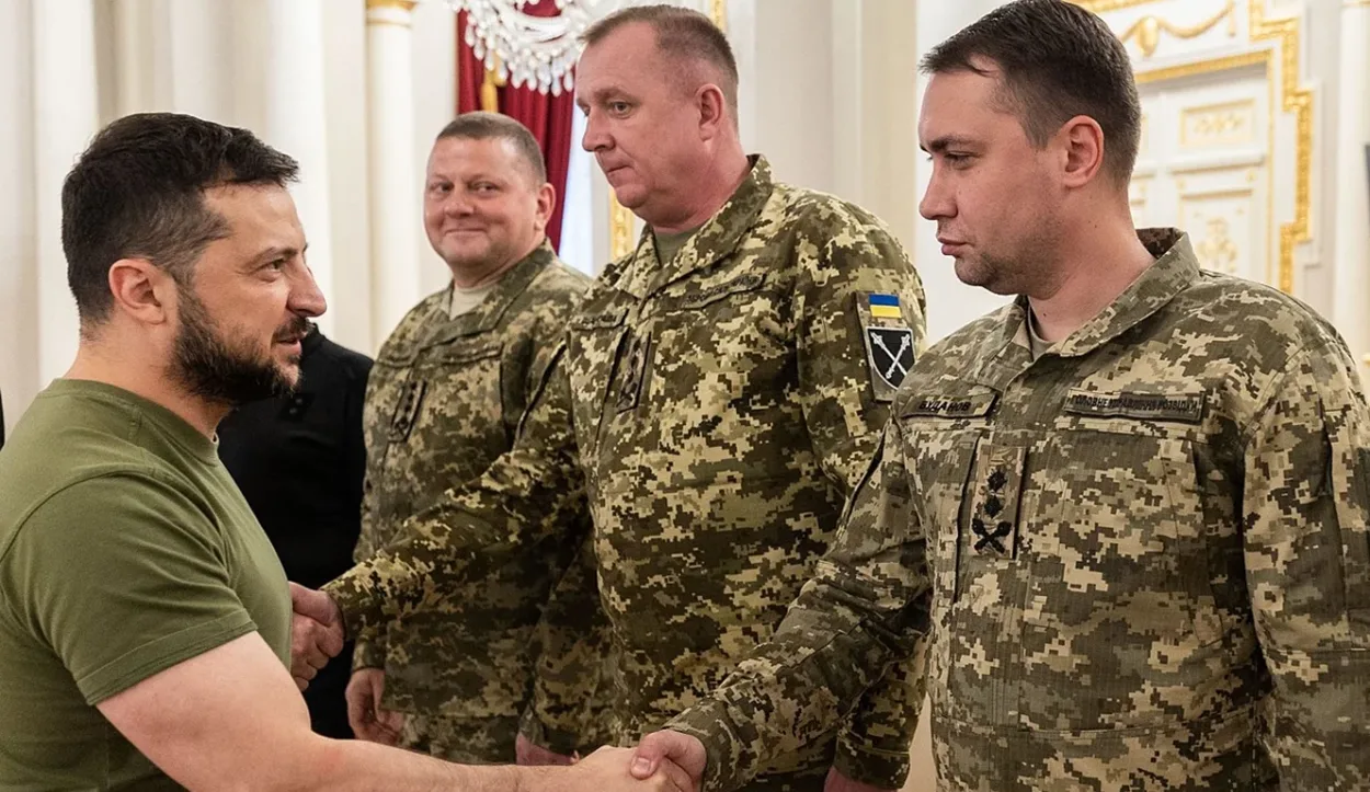 Президентът Володимир Зеленски и Кирил Буданов по време на официално събитие в Киев