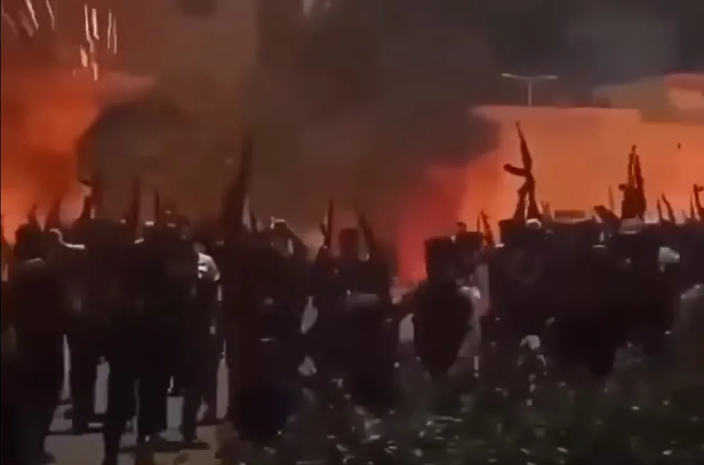 "Мирните" протестиращи в Иран въоръжени до зъби с автомати (ВИДЕО)