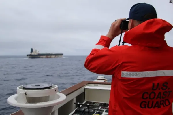 Нефтен танкер в открито море, ескортиран от военен кораб.