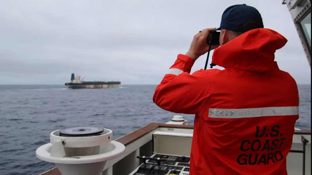 Нефтен танкер в открито море, ескортиран от военен кораб.