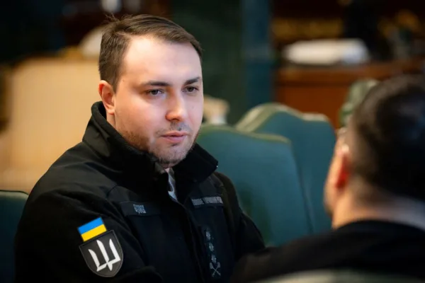 Кирил Буданов по време на официално събитие в Украйна на фона на украинското и американското знаме