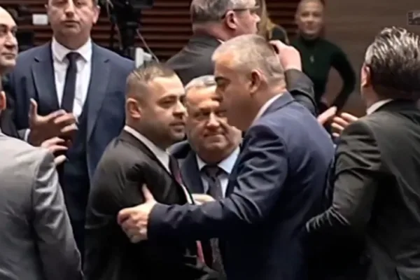 "Възраждане" и ДПС на Доган стигнаха почти до бой в парламента