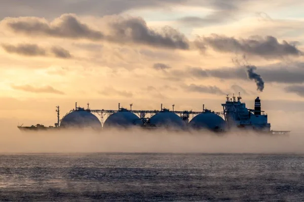 LNG терминал в Европа с танкер за втечнен природен газ, свързан с рекордния внос през 2025 г.