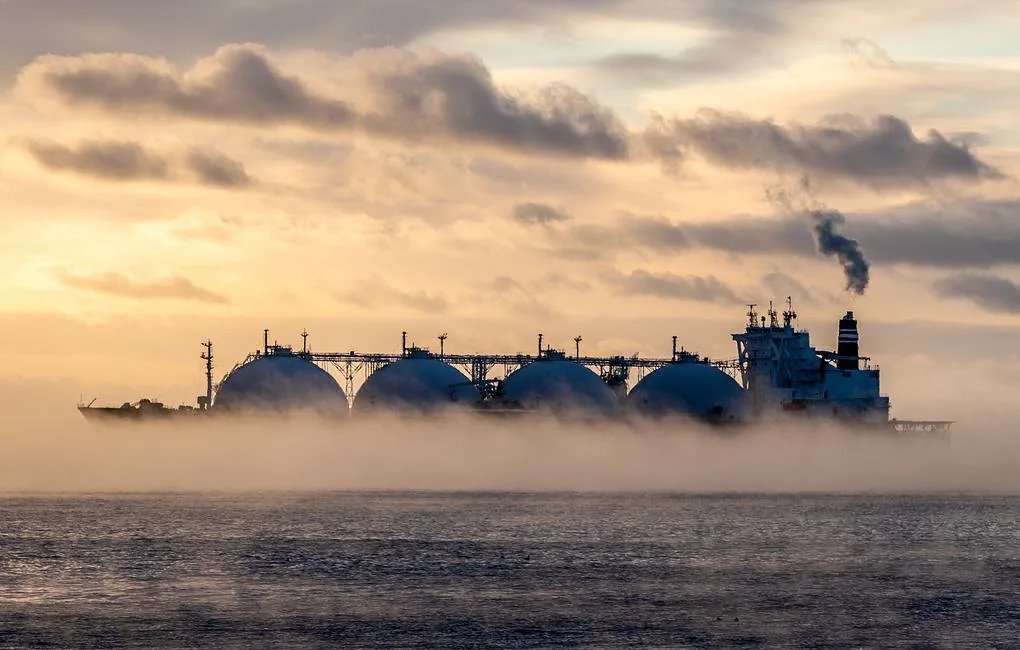 LNG терминал в Европа с танкер за втечнен природен газ, свързан с рекордния внос през 2025 г.