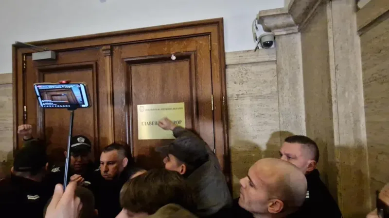 Протест и напрежение пред кабинета на главния прокурор