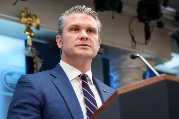 Демократите може да поискат импийчмънт на шефа на Пентагона
