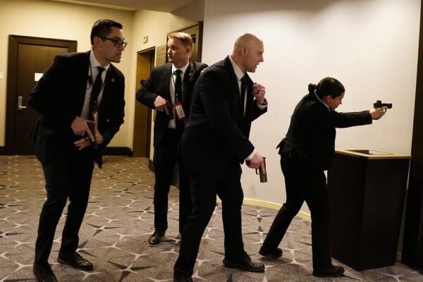 Стрелба на събитие, на което е присъствал Доналд Тръмп. Той ли е бил целта?