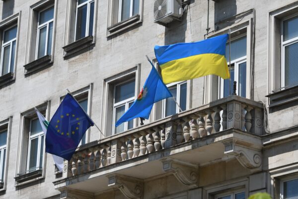 Днес ви питаме: Трябва ли украинското знаме да се вее на държавни и общински сгради?