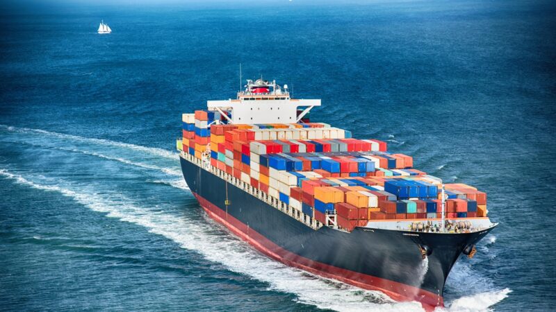 Износът на България за трети страни се свива с 8.5%, вносът расте с 10%
