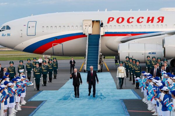 Путин пристигна на държавно посещение в Казахстан