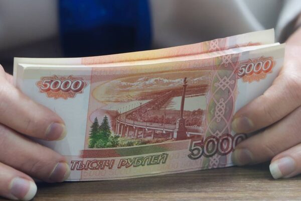 Bloomberg: Рублата оглавява класацията на най-добрите валути в света