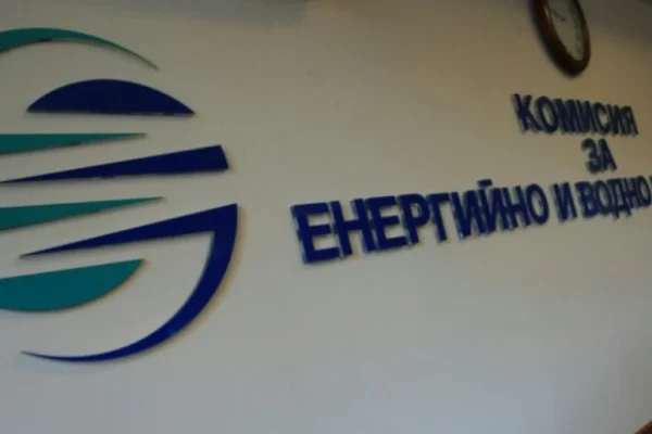 Граждани протестират пред КЕВР заради предстоящото поскъпване на тока