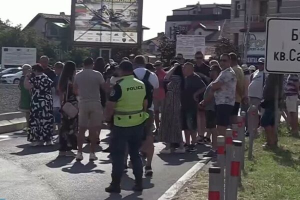 Напрежение в „Сарафово“: Разкопани улици и спорен ремонт изкараха жителите на протест