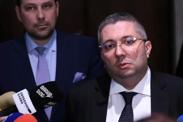 Нанков разкри кой е подписал единствените договори за мантинели и пътища